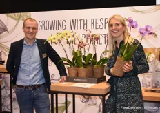 Luke Zuijderwijk and Larissa van Dorst with the new concept of Stolk Orchids. With the Koko Dama pot, the concept is completely plastic and chemistry free.